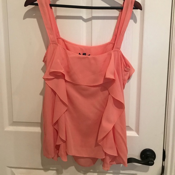 Gap Ruffled front top - Picture 2 of 2